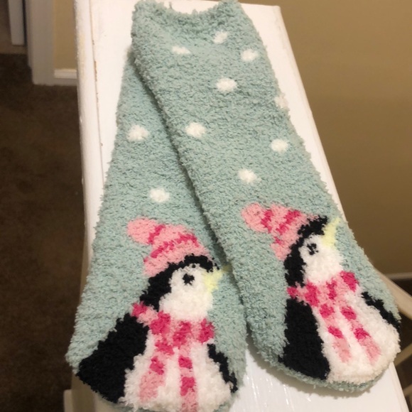 Old Navy Other - Green fuzzy Old Navy kids penguin socks